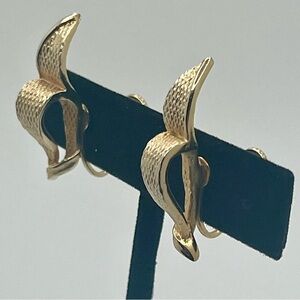 Coro vintage gold tone screw back earrings
